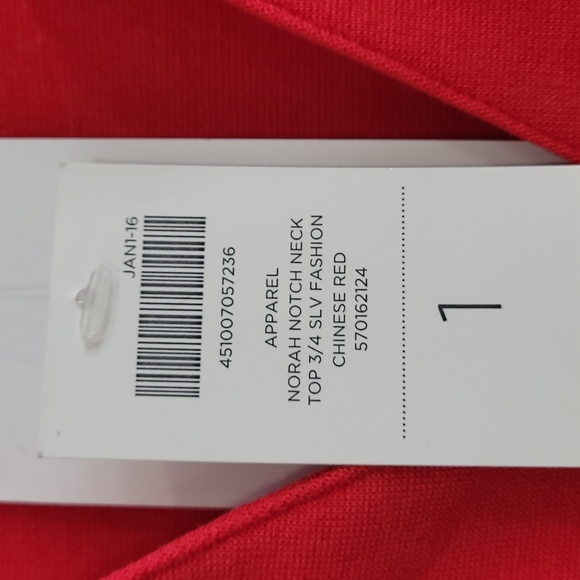 Chico's size 1 Red Top - Picture 4 of 4
